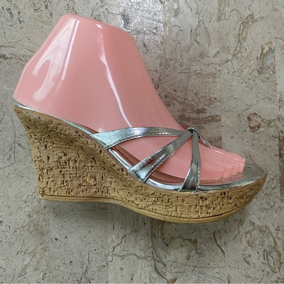 Silver Slip On Thong Strappy Sandal Platform Wedge Classified Size 6.5 New - Picture 3 of 13